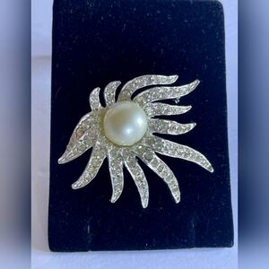 Celebrity NY Signed Starburst Rhinestone Large Pearl Brooch EUC
